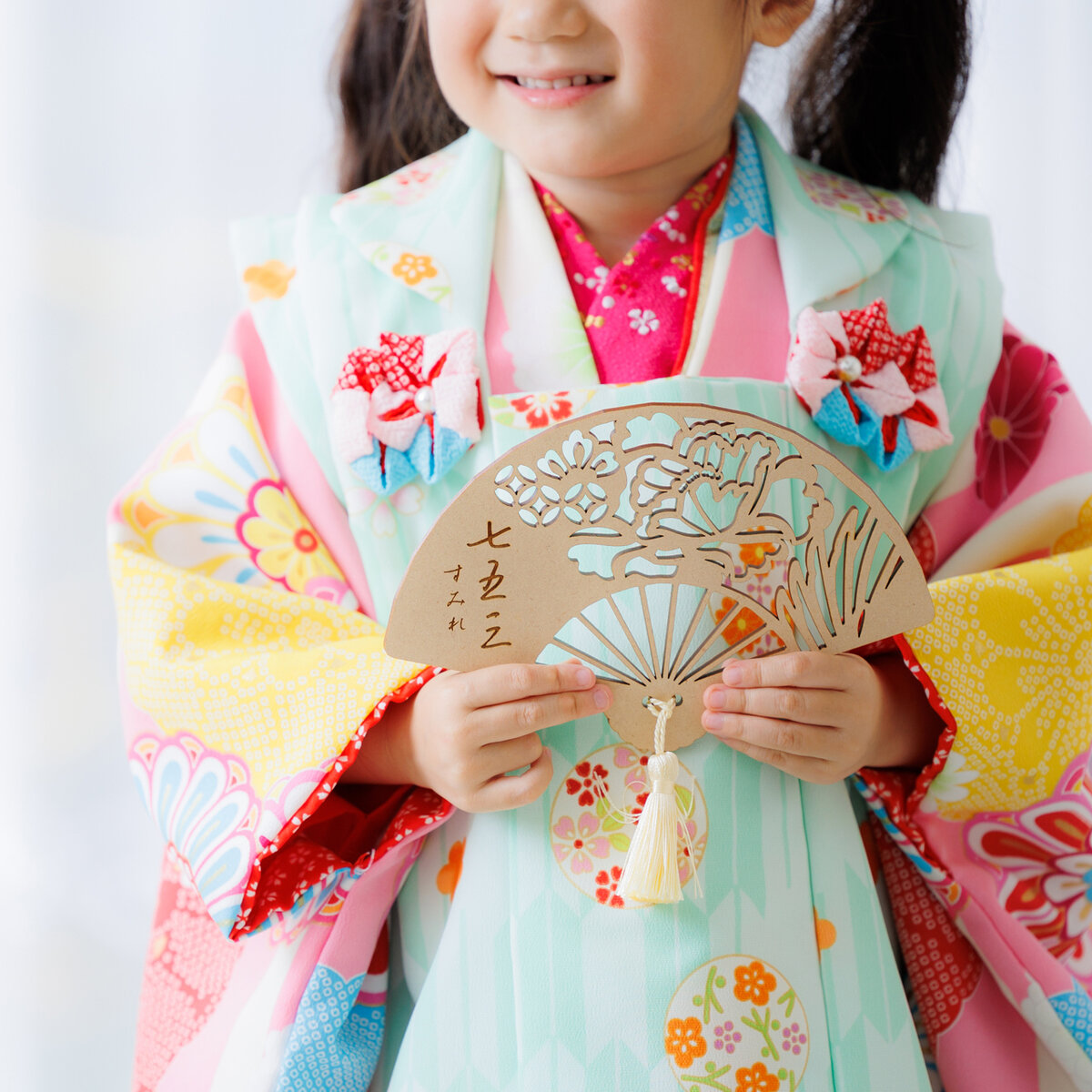 「日々、祝ぐ」ギフト・インテリアショップ cotohogu《ことほぐ》の木製: 名入れ扇子「牡丹と羽」七五三・記念撮影に -- [ プロップス・撮影小物 ]