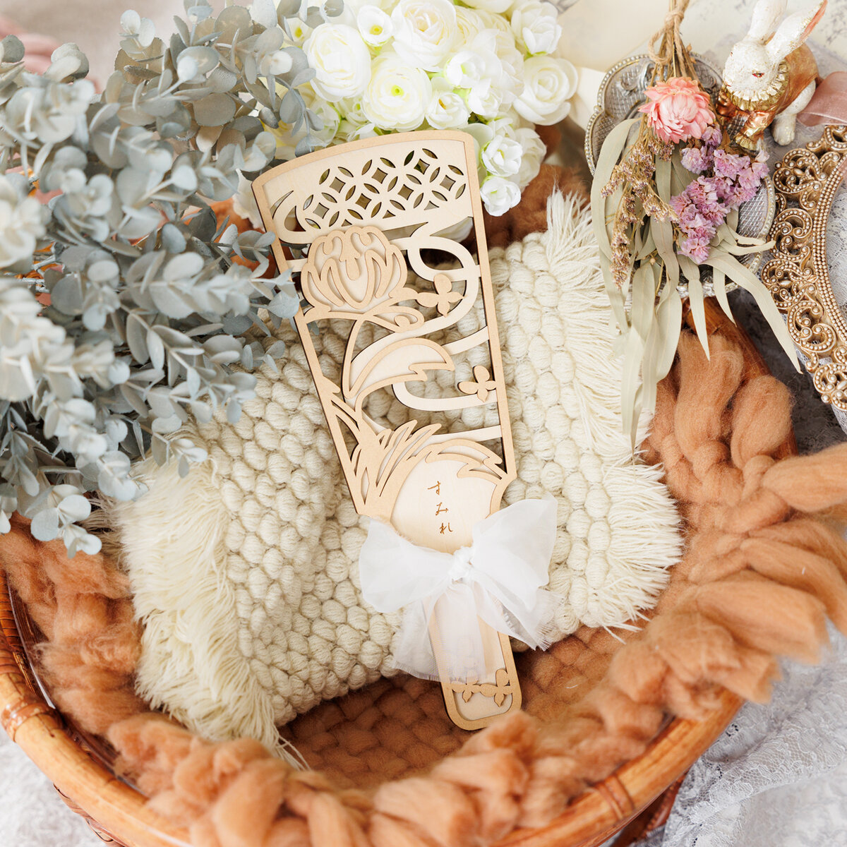 「日々、祝ぐ」ギフト・インテリアショップ cotohogu《ことほぐ》の木製: 名入れ羽子板「バイカラー／菊と蝶」七五三・百日祝い・初節句・正月・記念撮影に -- [ 撮影小物・プロップス・正月飾り・ひな祭り ]