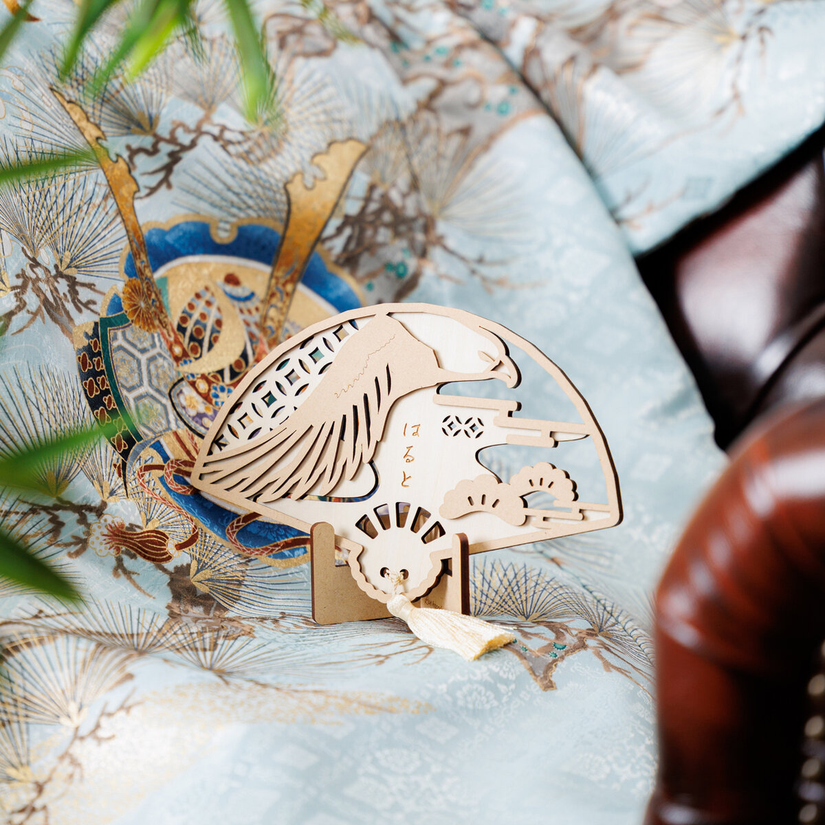 「日々、祝ぐ」ギフト・インテリアショップ cotohogu《ことほぐ》の木製: 名入れ扇子「バイカラー／鷹と松」七五三・百日祝い・初節句・正月・記念撮影に -- [ 撮影小物・プロップス・正月飾り・端午の節句 ]